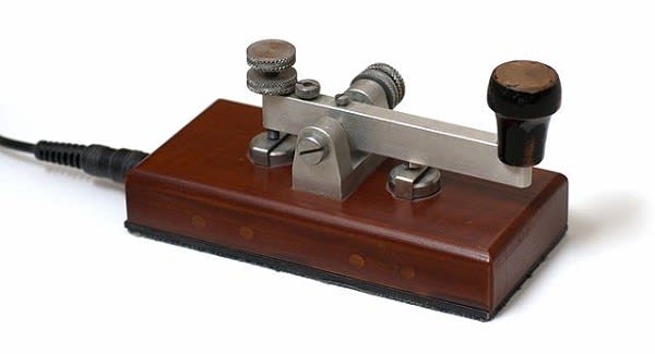 Serial_busses_Morse_Key_669ea0cb6bbc2936e6a118accab8ec68b16b15d3.jpg