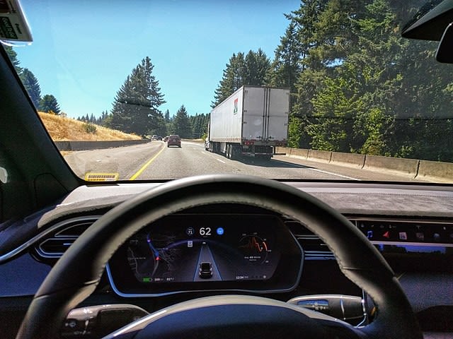 Tesla_Autopilot_in_a_Model_X_7bdcce0c3e42d14db33aaab9c9eb260ffdbdf615.jpg