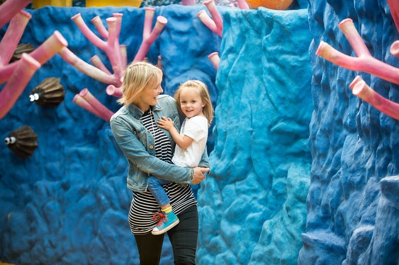 Mum_and_child_under_sea_96e0ec470829b7085266ba5fef58823f81d4fed6.jpg