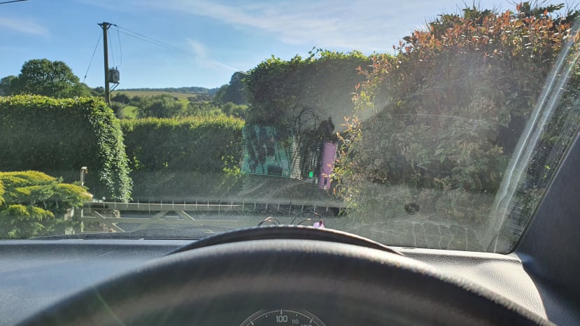 LED reflected on windscreen creates a rudimentary heads-up display effect