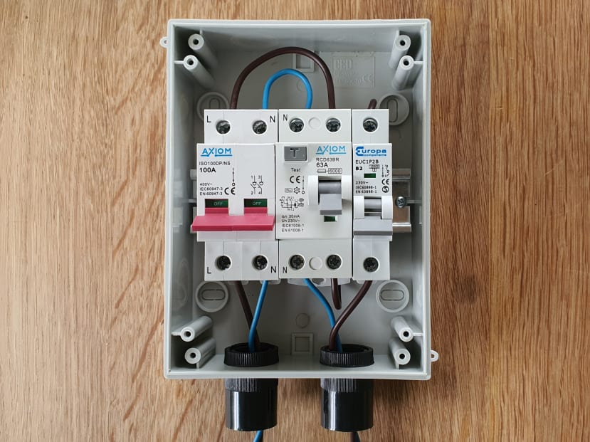 Wiring the consumer unit with incoming and outgoing mains AC