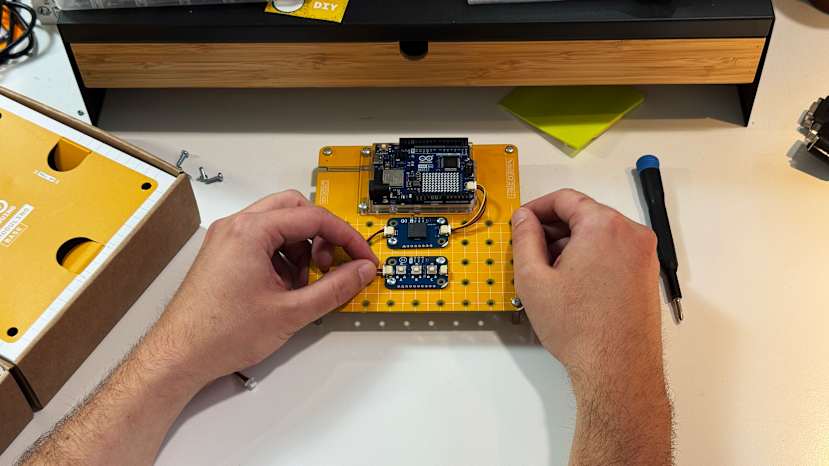 Connect the Modulinos together
