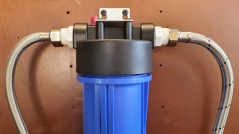 Using a braided hose to connect the filter to the water pump input and the tap output