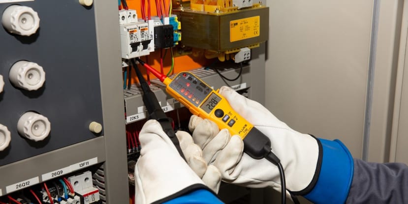 Fluke T150 Voltage/Continuity Tester with LCD readout & resistance