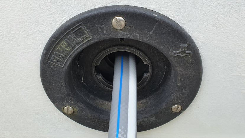 Filling the underslung water tank with the inlet