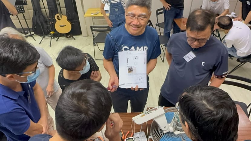 tutor teaching new members