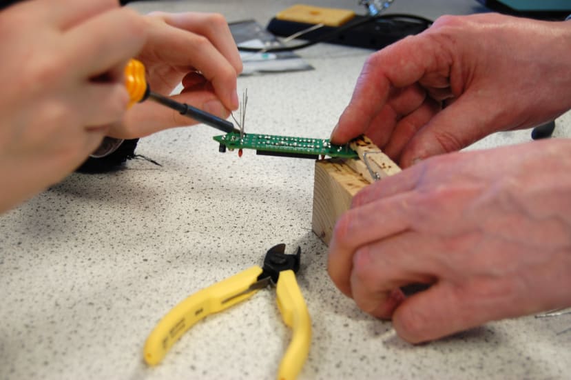 soldering_workshop_1_dddd83a95f6545bd2d065a4784a4c5cb632c63b6.jpg