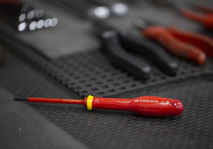 Facom Slotted Insulated Screwdriver, 2.5 x 0.4 mm Tip, 75 mm Blade, VDE/1000V, 178 mm Overall