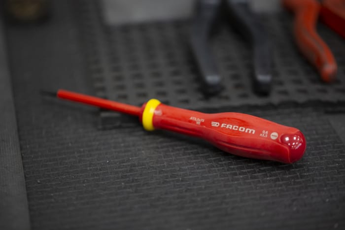 Facom Slotted Insulated Screwdriver, 3.5 x 0.6 mm Tip, 75 mm Blade, VDE/1000V, 179 mm Overall