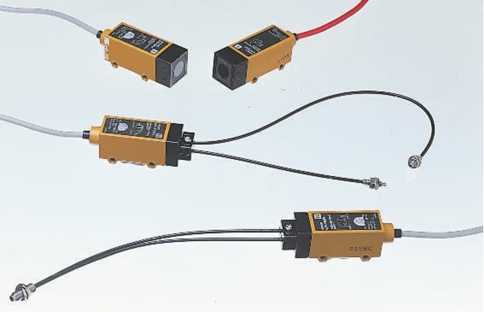 Omron Diffuse Photoelectric Sensor, Block Sensor, 300 mm Detection Range