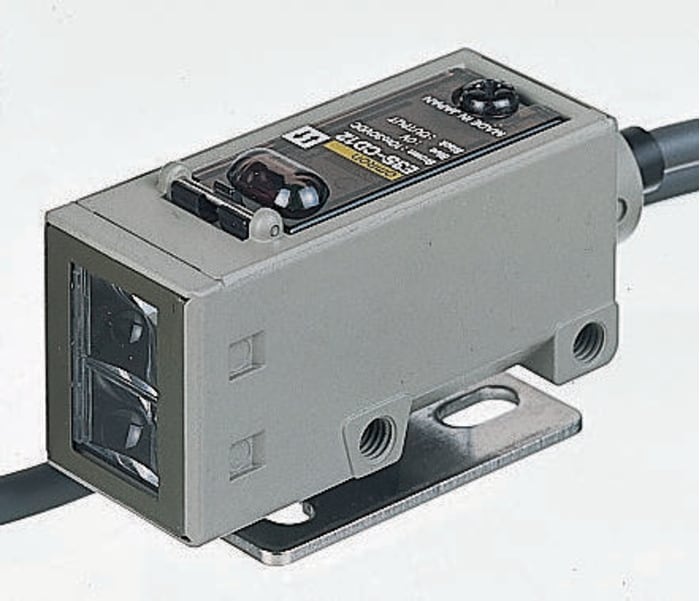 Fotocélula rectangular Omron, Sistema Reflex, alcance 3 m, salida PNP, Precableado, IP67