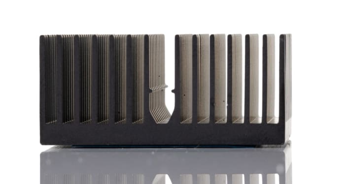 Disipador RS PRO de Aluminio Negro, 8.2K/W, dim. 40 x 40 x 18mm para BGA, para usar con Aluminio rectangular universal