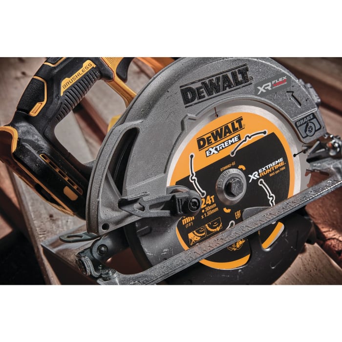 Sierra circular DeWALT DCS573NT-XJ a batería (batería no incluida),  5500rpm, diám. de hoja 190mm, husillo 30mm