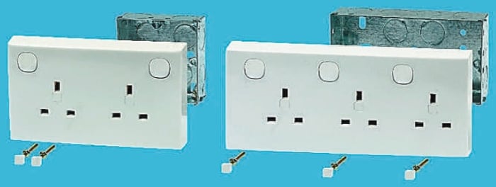 Prise femelle d'alimentation Clipsal Electrical triple, Montage encastré, BS 1363 avec interrupteur
