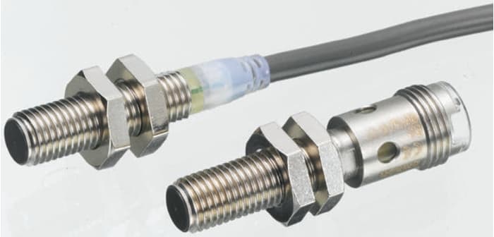 Omron Barrel-Style Proximity Sensor, M12 x 1, 4 mm Detection, PNP Output, 12 → 24 V dc, IP67