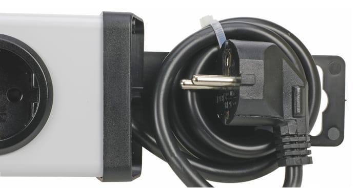 R8318920-03