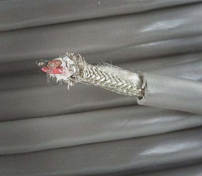 Câble multiconducteur Blindé Alpha Wire Xtra-Guard 1 300 V, 2 x 0,23 mm², 24 AWG, gaine en Chlorure de polyvinyle PVC,