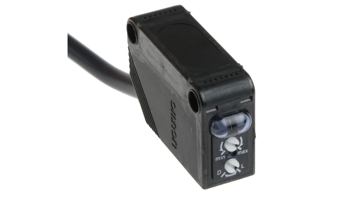 Fotocélula rectangular Omron, Sistema Difuso, alcance 1 m, salida PNP, Cable de 3 hilos de 2 m., IP69K