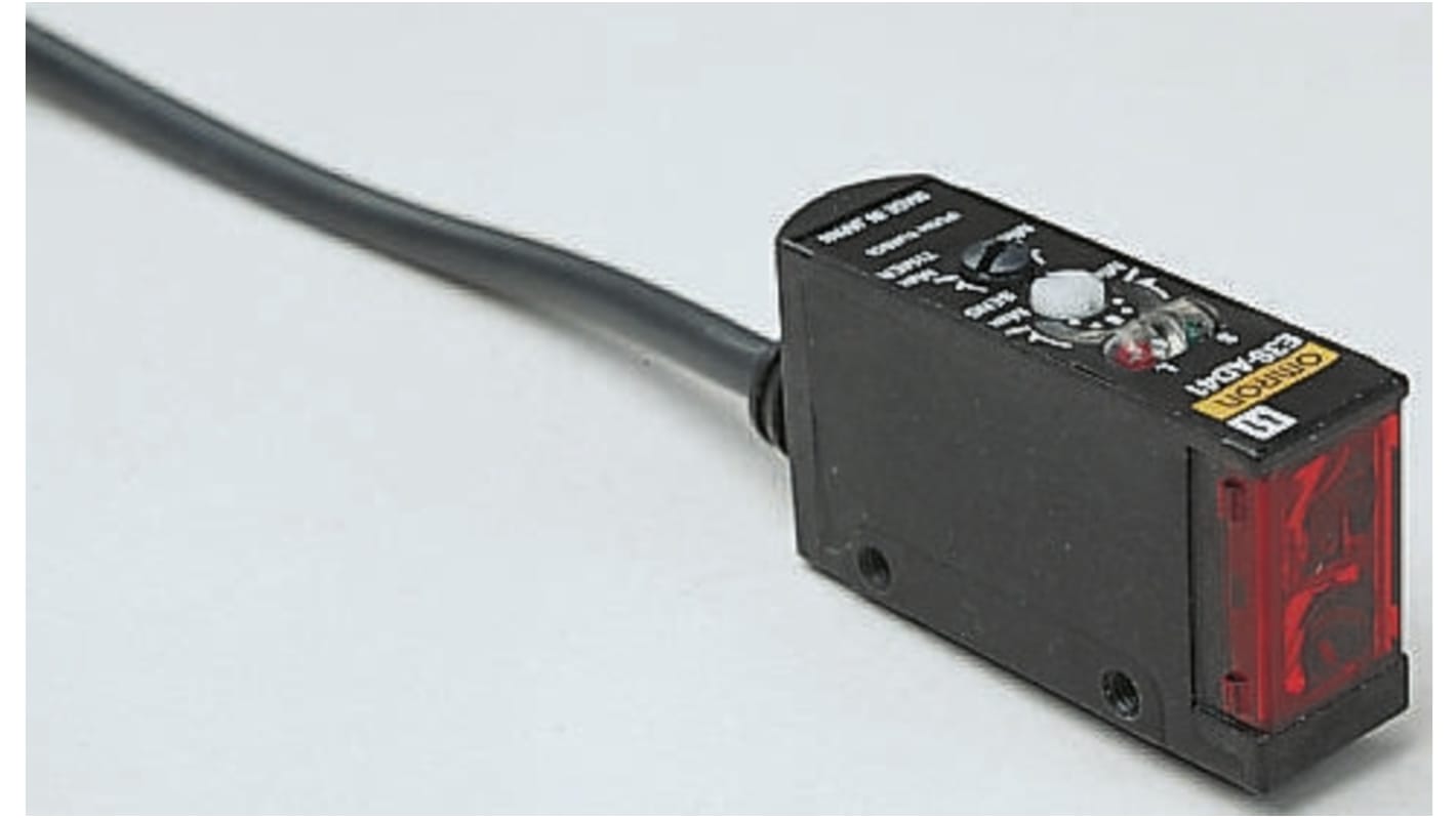 Omron Diffuse Photoelectric Sensor, Block Sensor, 200 mm Detection Range