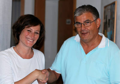 Handschlag zwischen Frau Dr. Seidelsohn und Herrn Dr. Altmann