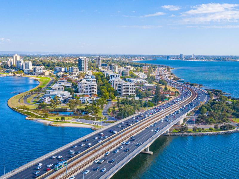 Western Australian construction market trends: evolving contracting & pricing models, risk allocation shifts, and renewable energy growth driving new investments.