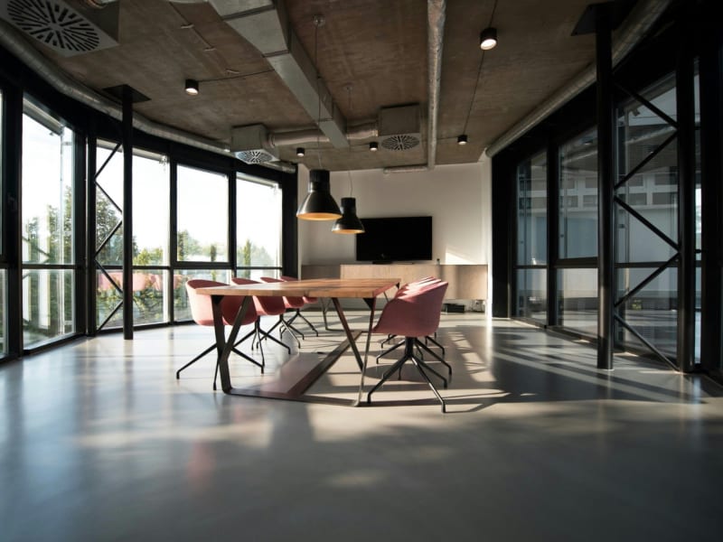 ¿Debe la empresa proporcionar una silla ergonómica a quien teletrabaja?