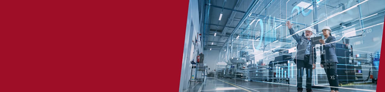 Ingenieure beim Einsatz digitaler Technologien und Datenvisualisierung in einer modernen industriellen Fertigungsumgebung.