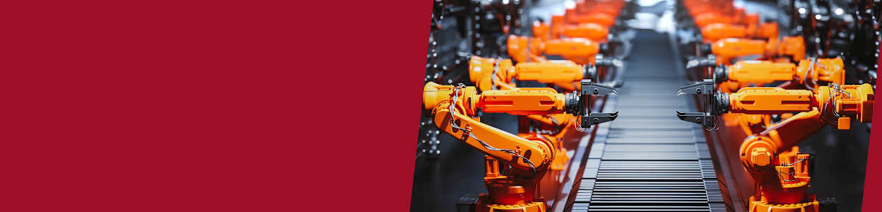 Industrieroboterarme im Einsatz an einer automatisierten Fertigungsstraße.