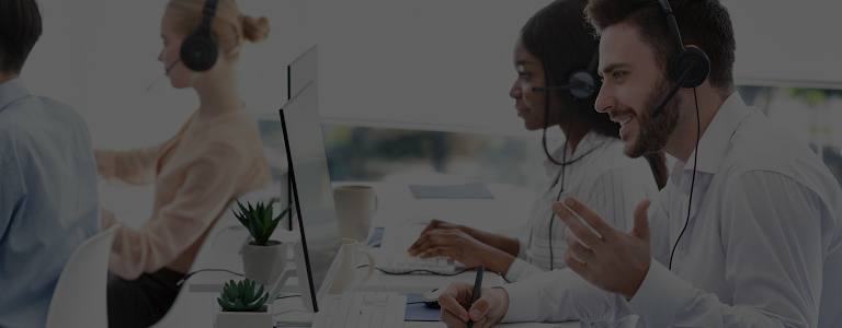 2 techniciens, un homme et une femme, avec le casque de téléphone