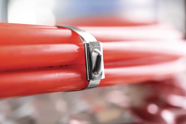 Bild eines Edelstahlkabelbinders um rote Kabel