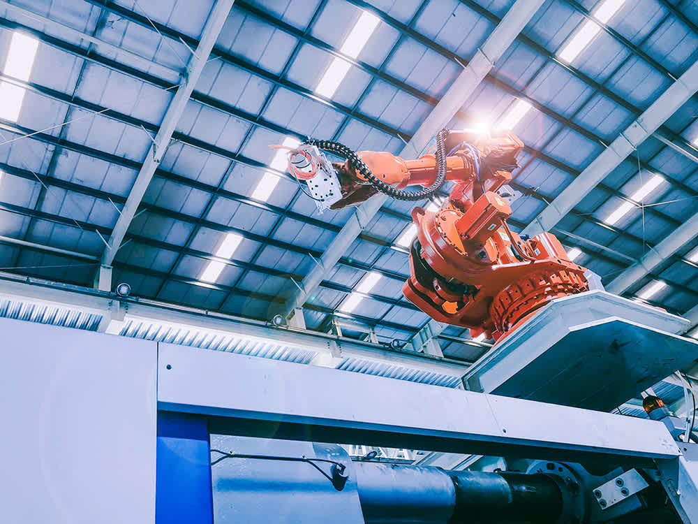 Technologie und Industrie 5.0-Konzept von hochpräziser Robotersteuerung oben auf der Spritzgussmaschine.