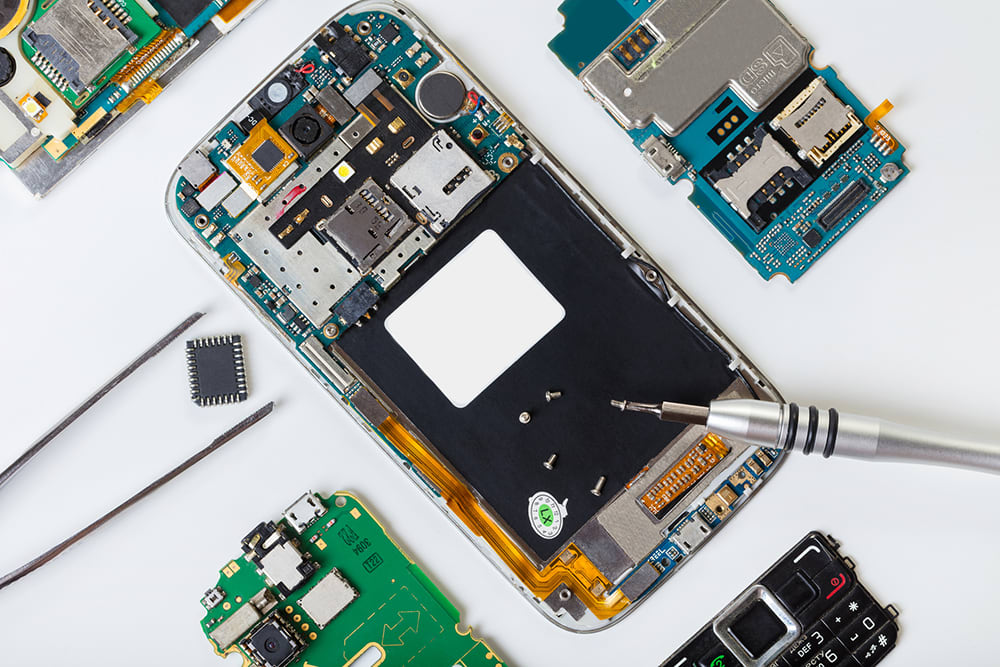 Smartphone smontato con scheda madre e circuiti integrati visibili