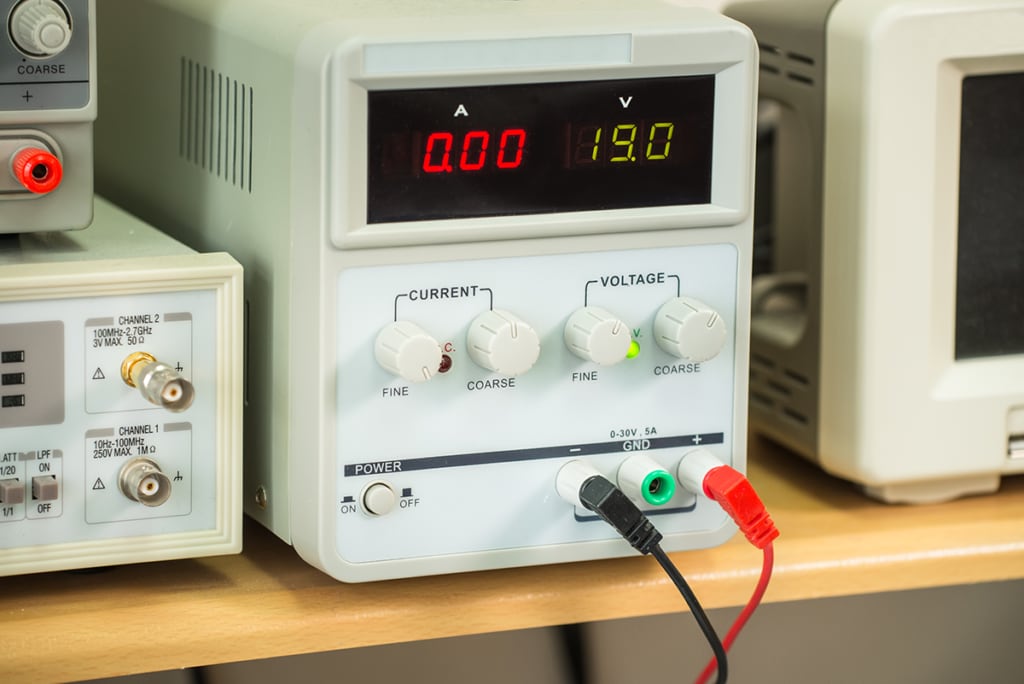 Alimentatore da banco con display digitale