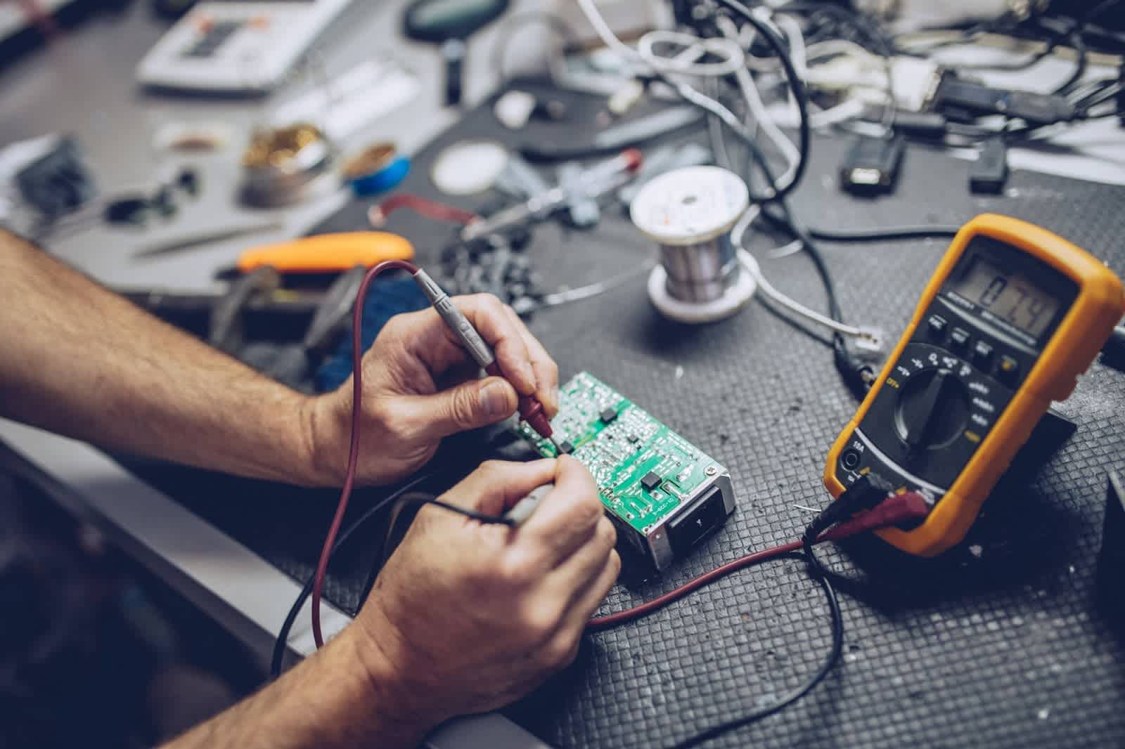 Ein Multimeter wird zur Kalibrierung verwendet.