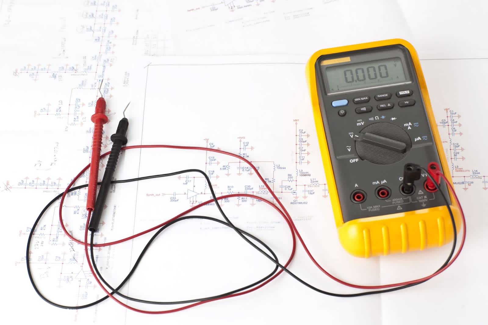 Ein Multimeter, das auf einem Diagramm liegt.