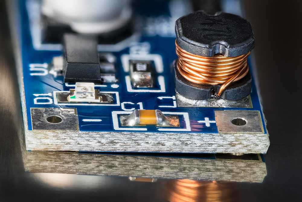 Modulo elettronico con induttore a bobina di rame su scheda PCB blu