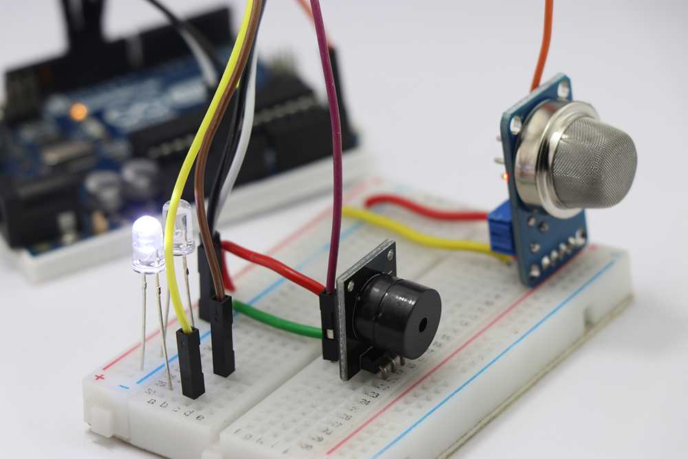 Breadboard con componenti elettronici e sensori