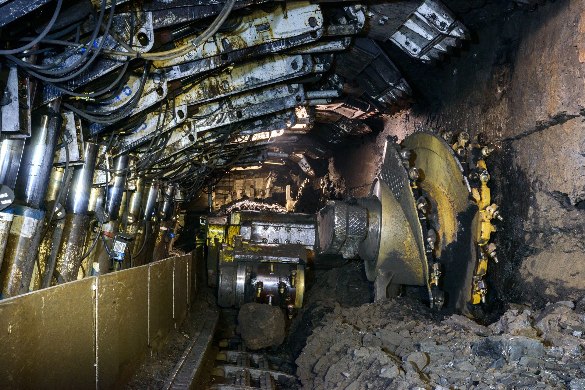 Overcoming Challenges: Cable Management in Harsh Mining Conditions