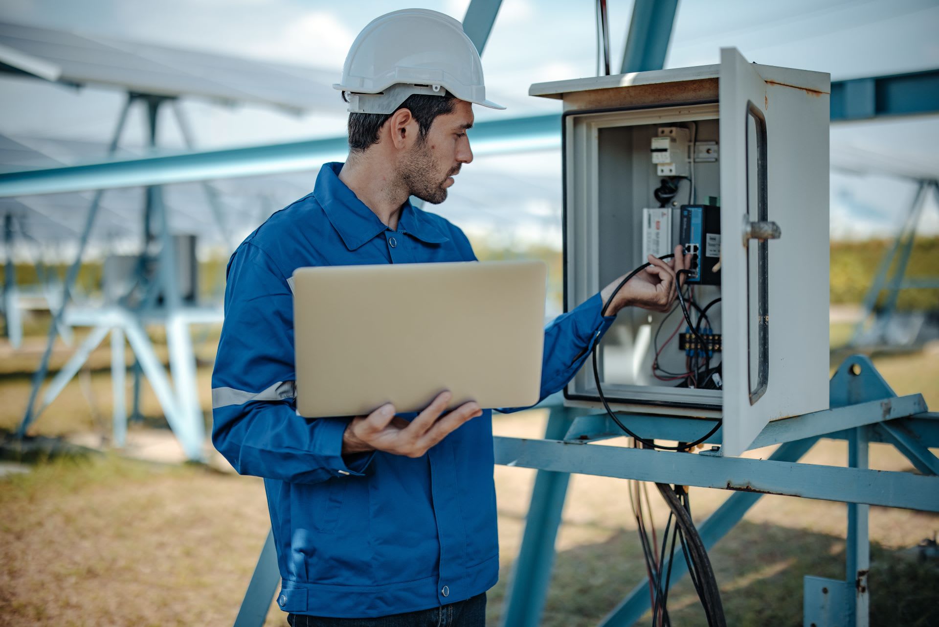 3 Ways Businesses Can Save Energy with Voltage Data Loggers