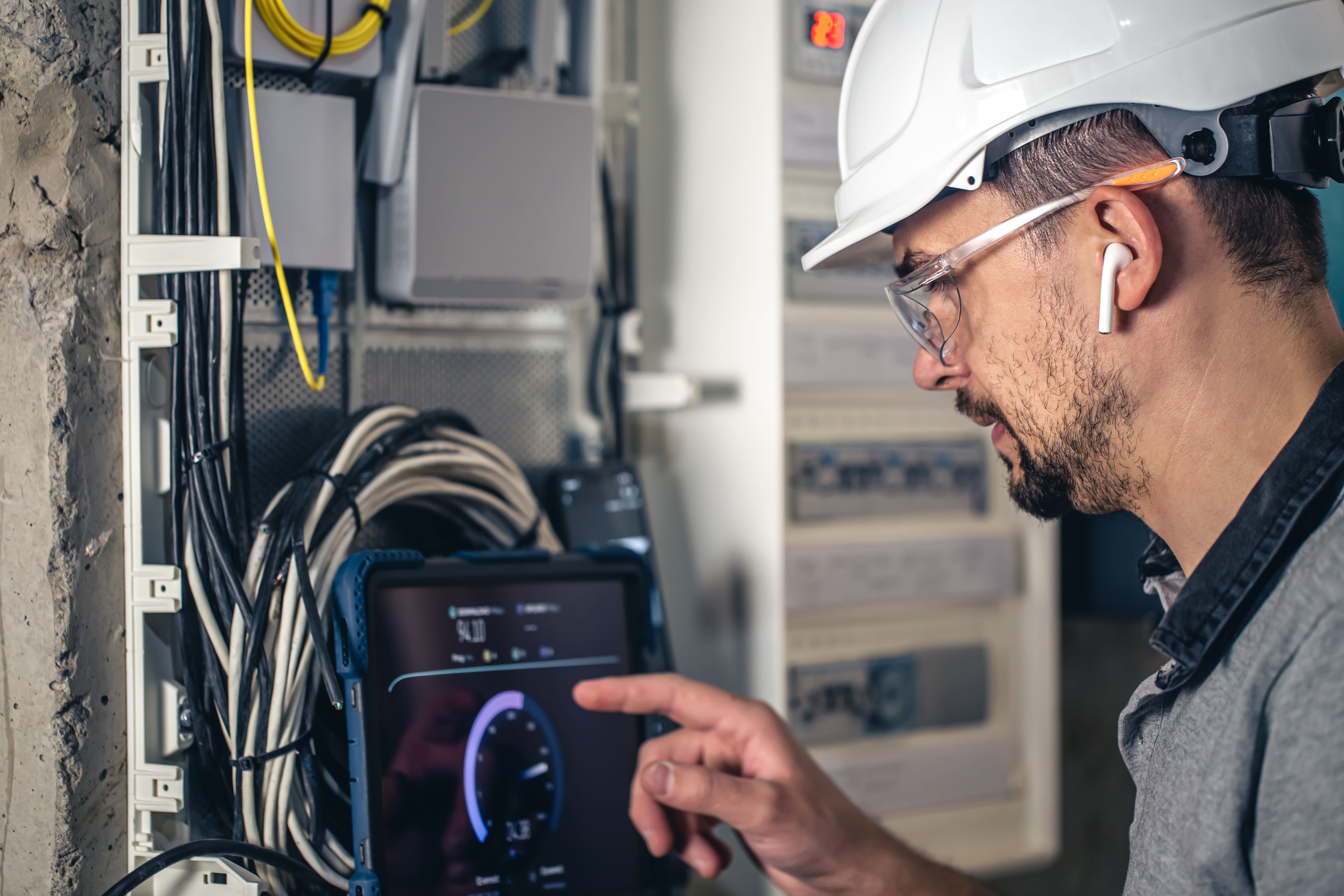 3 Ways Businesses Can Save on Energy Costs with Voltage Data Loggers