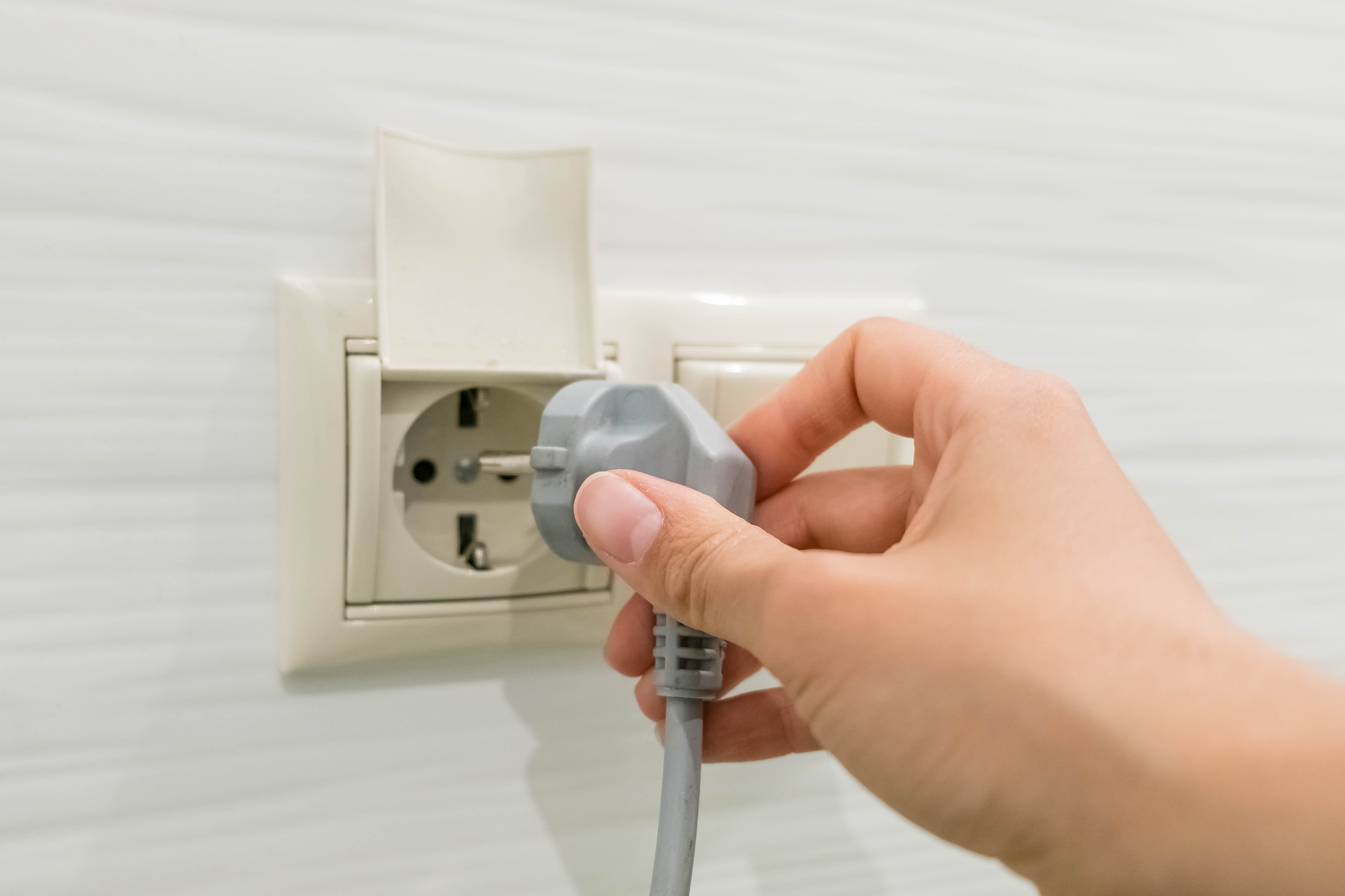 5 Signs Your Electrical Outlet Needs Replacing
