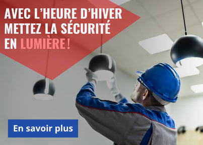 Technicien de maintenance qui remplace des systèmes d'éclairage.