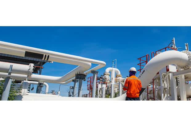 Operario en una instalación industrial