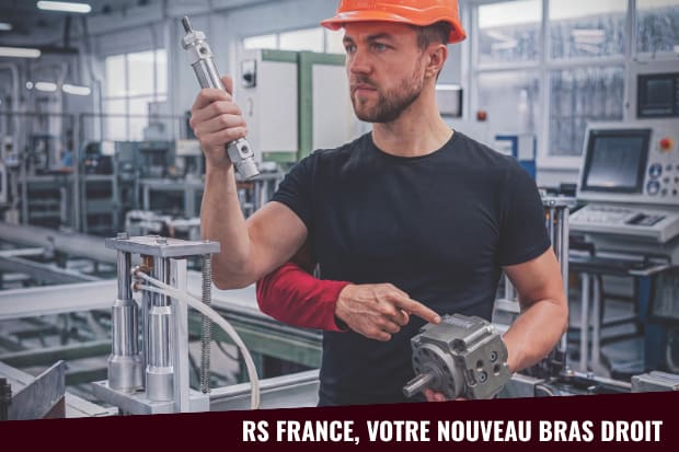 Technicien qui tient une vérin à tige et un vérin rotatif