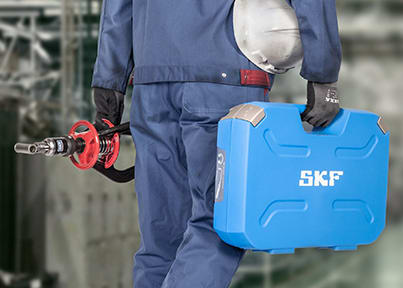 Technicien de maintenance avec équipements SKF