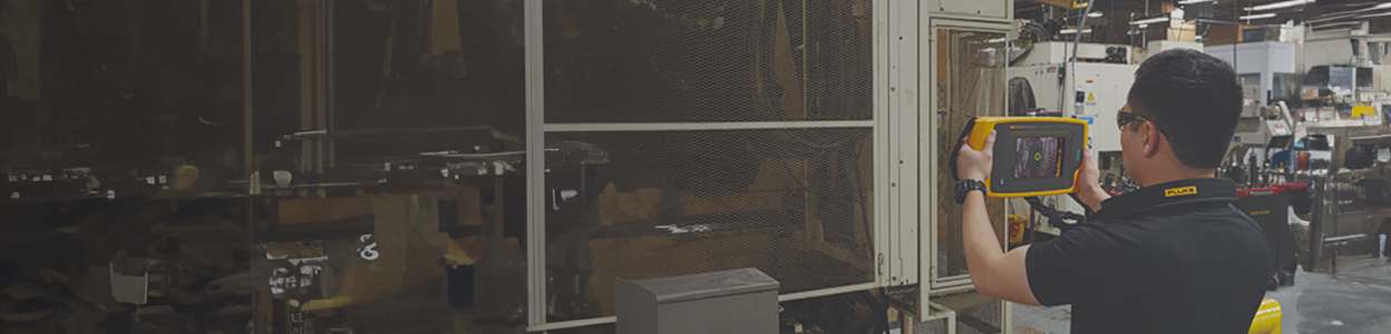 Operario utilizando un equipo de detección de fugas