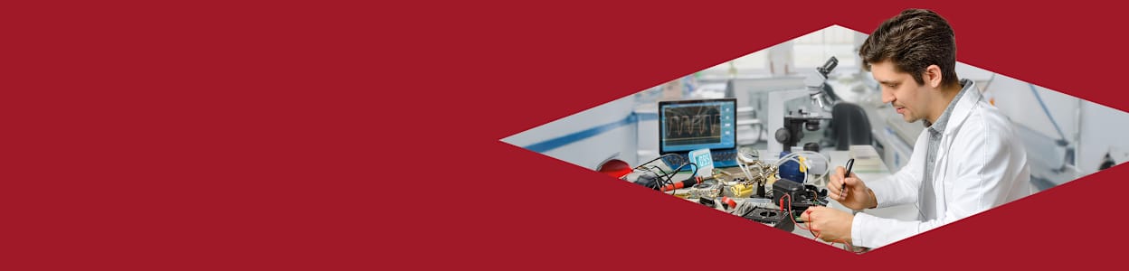 Techniker, der an und mit verschiedenen Prüf- und Messgeräten Reparaturen durchführt