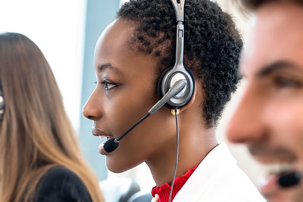 Mulher a receber uma chamada telefónica