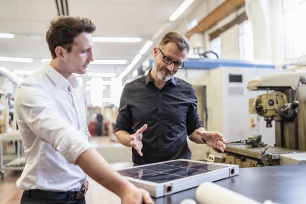 Zwei Männer sprechen über eine Solaranlage