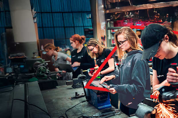 Vrouwelijke studenten die aan het werk zijn met technische zaken